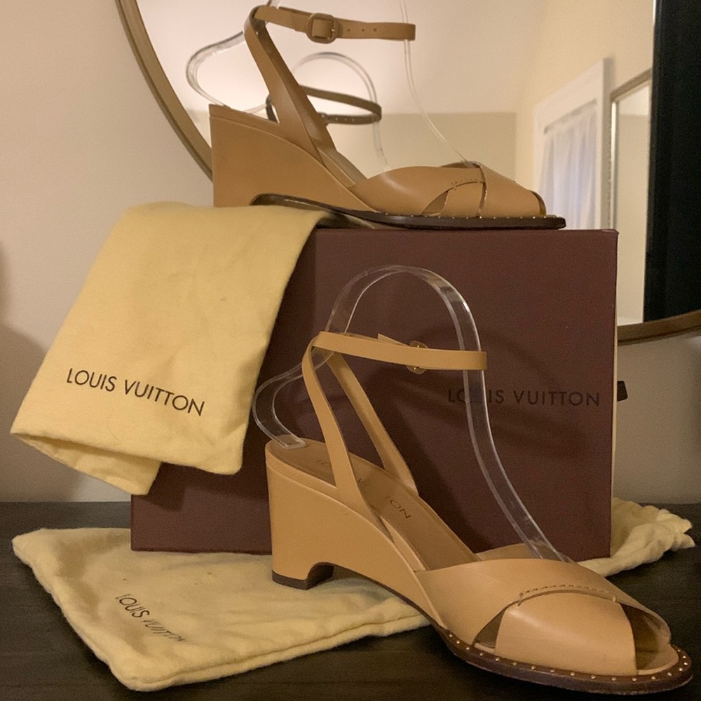 Louis Vuitton Wedge Sandals with Leather Straps and Adjustable Ankle Closure - Picture 7 of 16